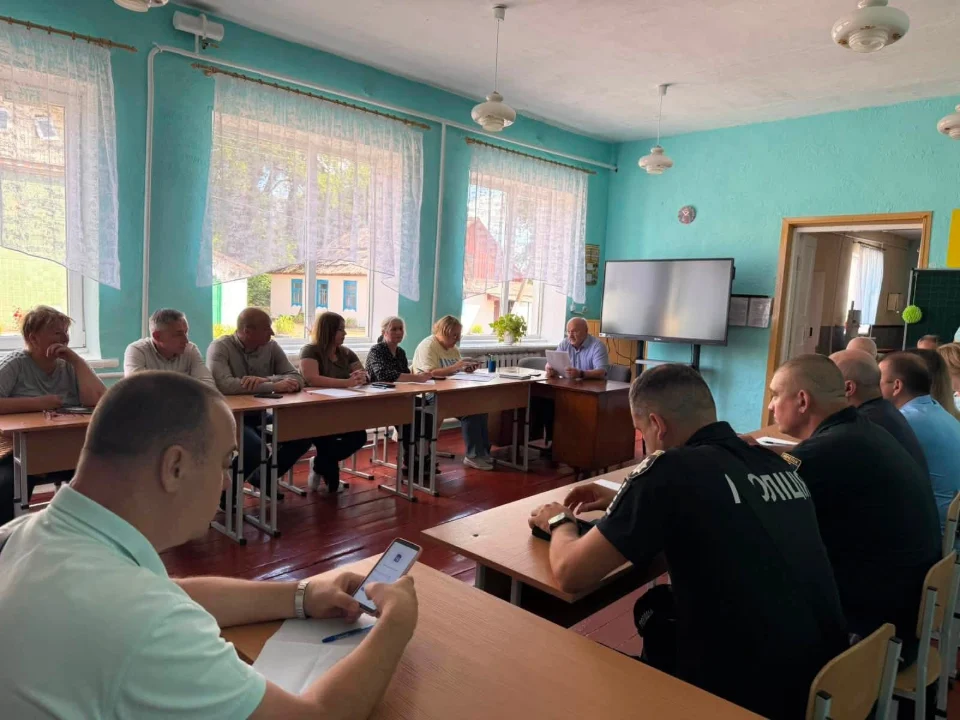 Після ракетного удару в Коростенській громаді зібрали комісію ТЕБ та НС: місцеві підприємства допомагають постраждалим