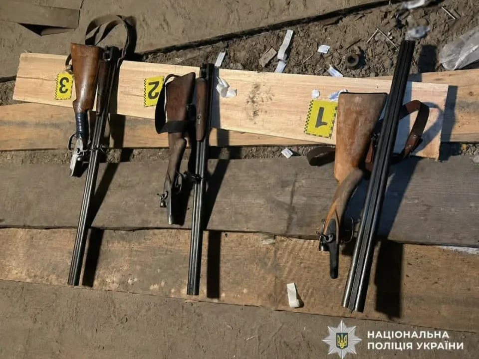 На Олевщині під час полювання один чоловік поранив двох товаришів з вогнепальної зброї: думав, що цілиться у тварину