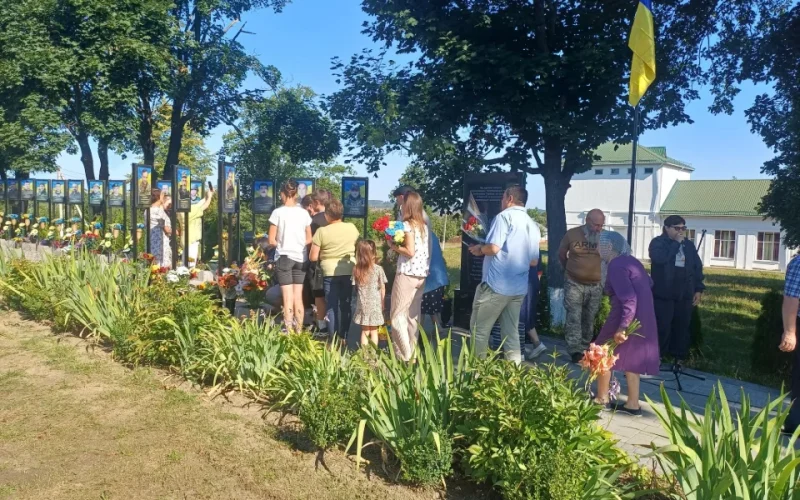 На Алеї пам’яті Словечанської громади відкрили світлини трьох Захисників, які загинули за Україну