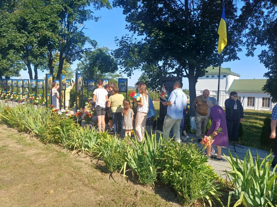 На Алеї пам’яті Словечанської громади відкрили світлини трьох Захисників, які загинули за Україну