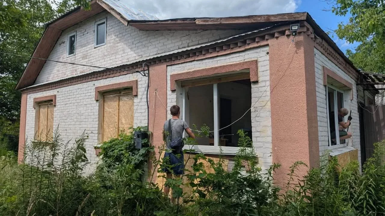 На Броварі у Коростені міжнародні партнери допомогли встановити нові вікна в будинках, пошкоджених атакою рф