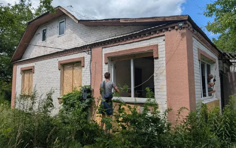 На Броварі у Коростені міжнародні партнери допомогли встановити нові вікна в будинках, пошкоджених атакою рф