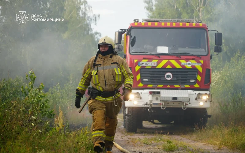 Після атаки БпЛА на Житомирщині загорівся об’єкт паливної інфраструктури та суха трава