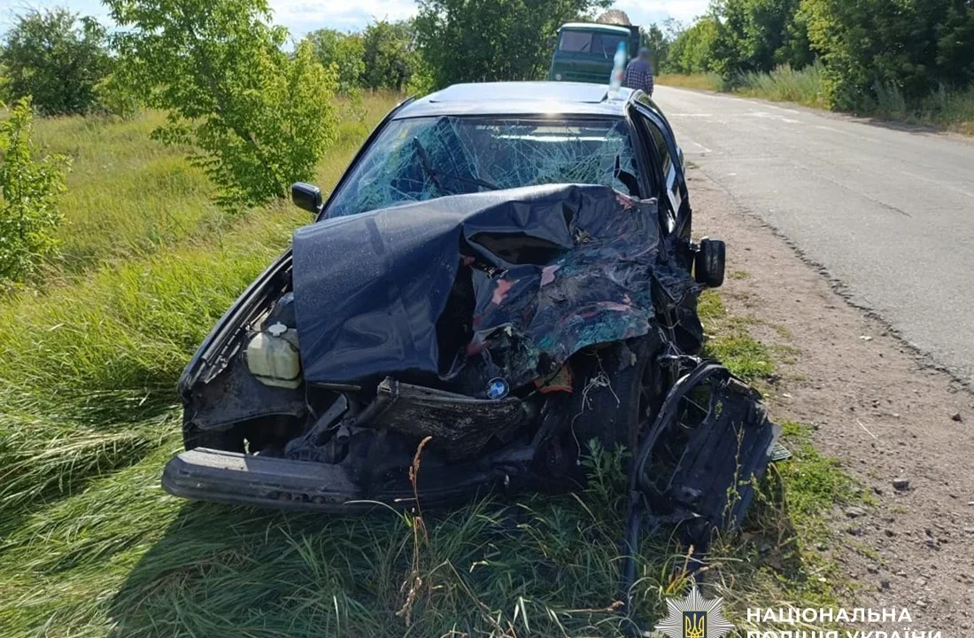 На Житомирщині 18-річний водій BMW зіткнувся із зустрічною вантажівкою, його 14-річний пасажир потрапив до реанімації