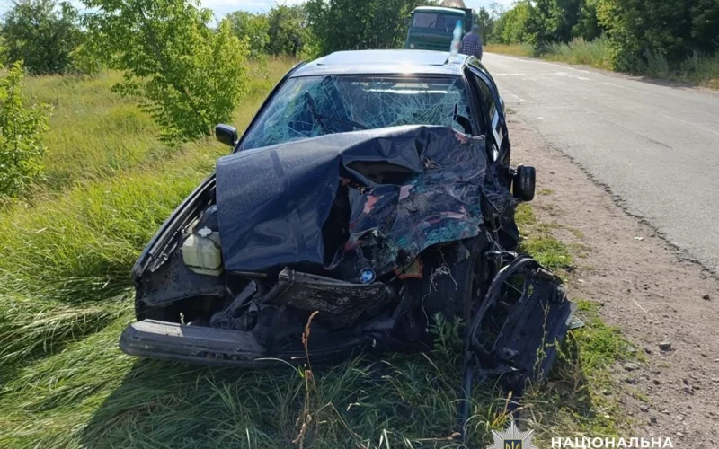 На Житомирщині 18-річний водій BMW зіткнувся із зустрічною вантажівкою, його 14-річний пасажир потрапив до реанімації