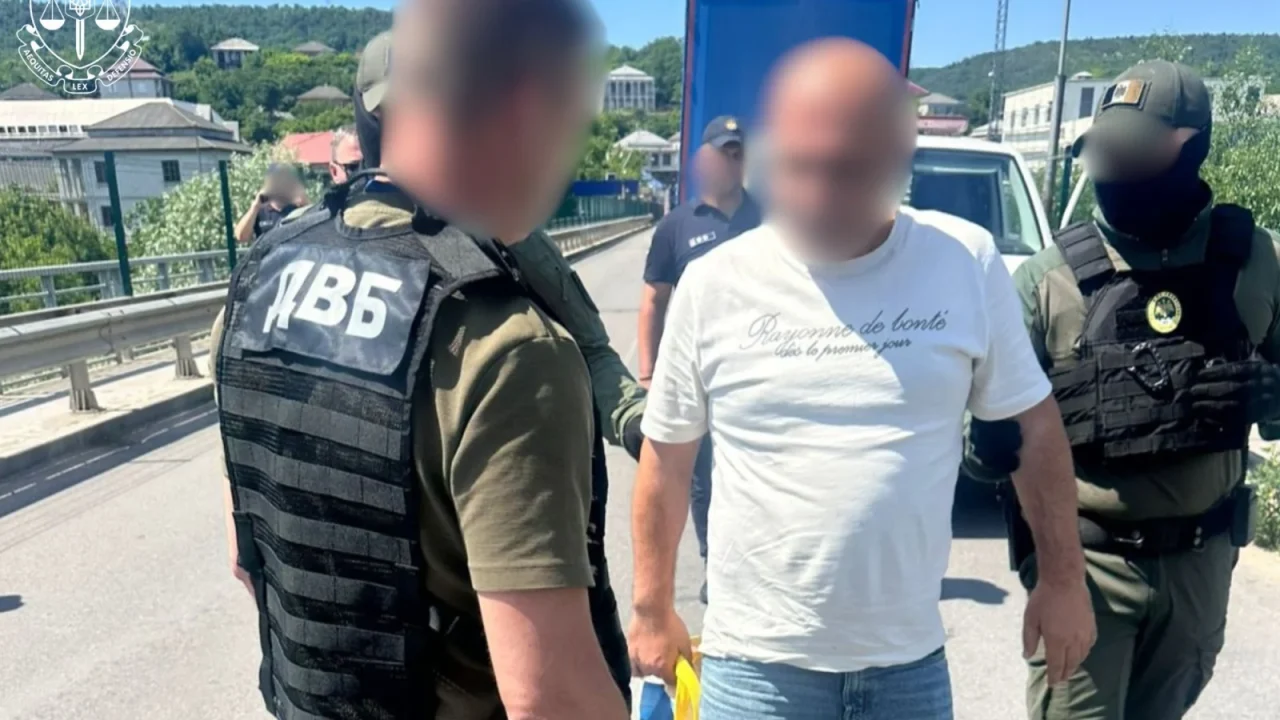 Переховувався кілька років: до Житомирщини екстрадували підозрюваного у незаконному обігу спирту