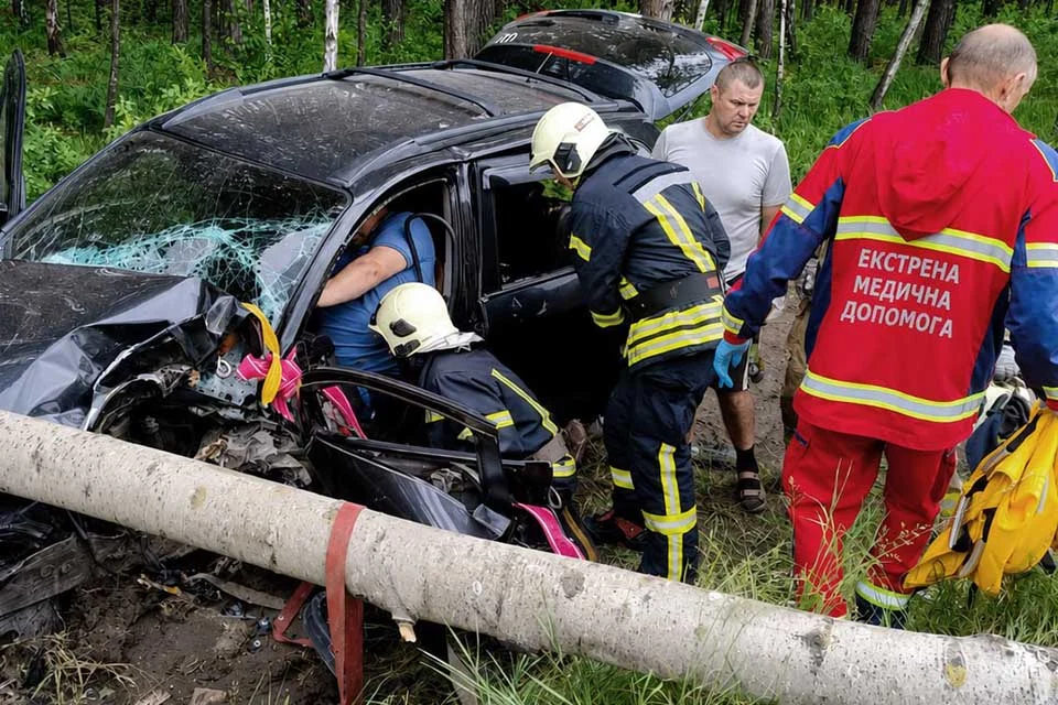 На Овруччині легковик зіткнувся з деревом: водія затисло в салоні