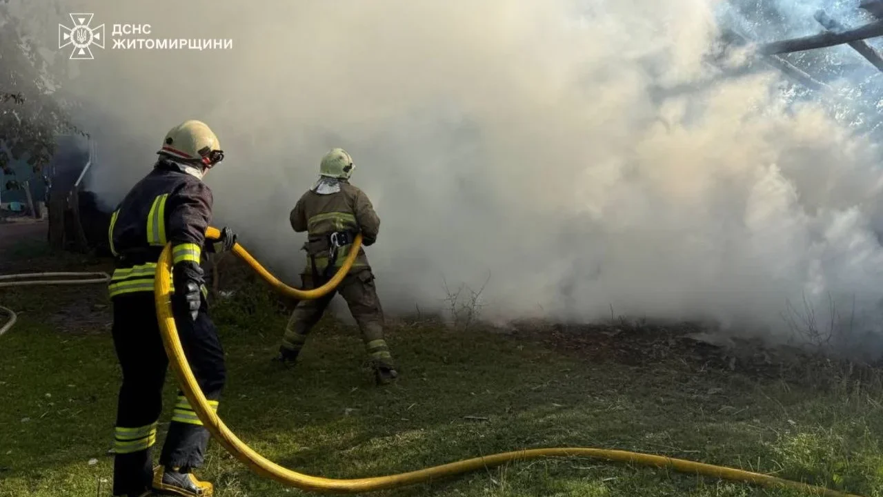 У селі Овруцької громади горіло приватне господарство: вогнеборці врятували житловий будинок