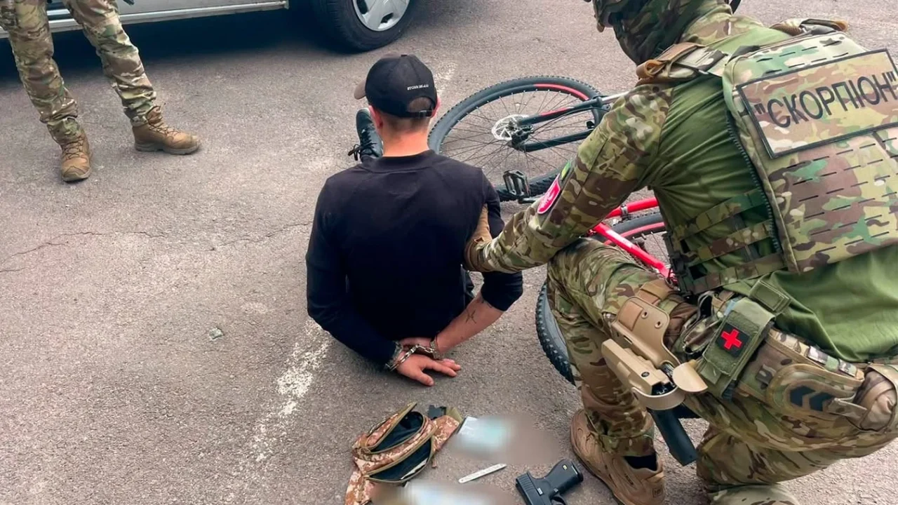 Під час перевірки документів дістав пістолет: на Житомирщині затримали військового із СЗЧ