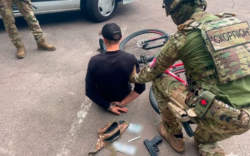 Під час перевірки документів дістав пістолет: на Житомирщині затримали військового із СЗЧ