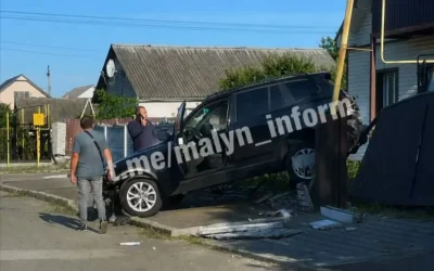 У Малині водій BMW двічі за ранок в’їхав у паркан