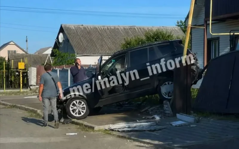 У Малині водій BMW двічі за ранок в’їхав у паркан