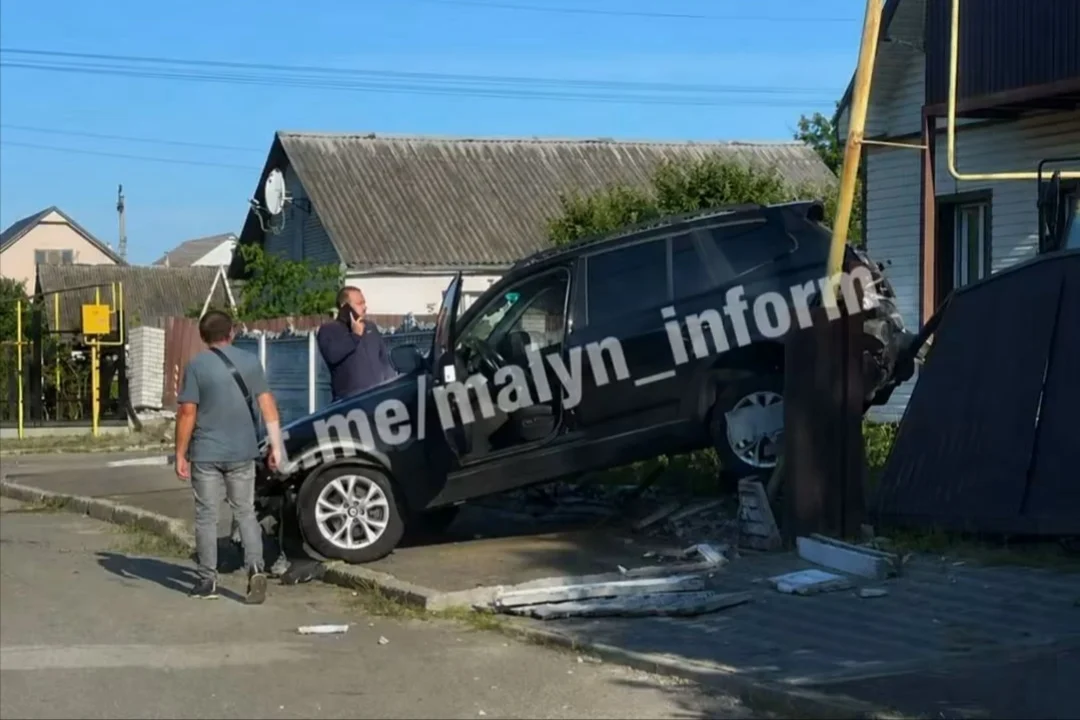 У Малині водій BMW двічі за ранок в’їхав у паркан