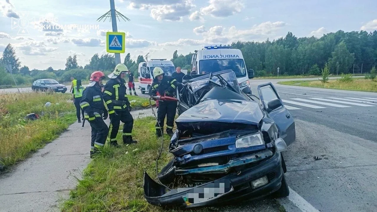 Поблизу села Малинської громади у ДТП загинули двоє людей, серед трьох постраждалих — дитина