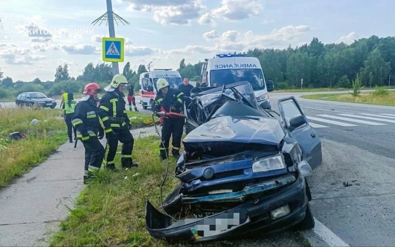 Поблизу села Малинської громади у ДТП загинули двоє людей, серед трьох постраждалих — дитина