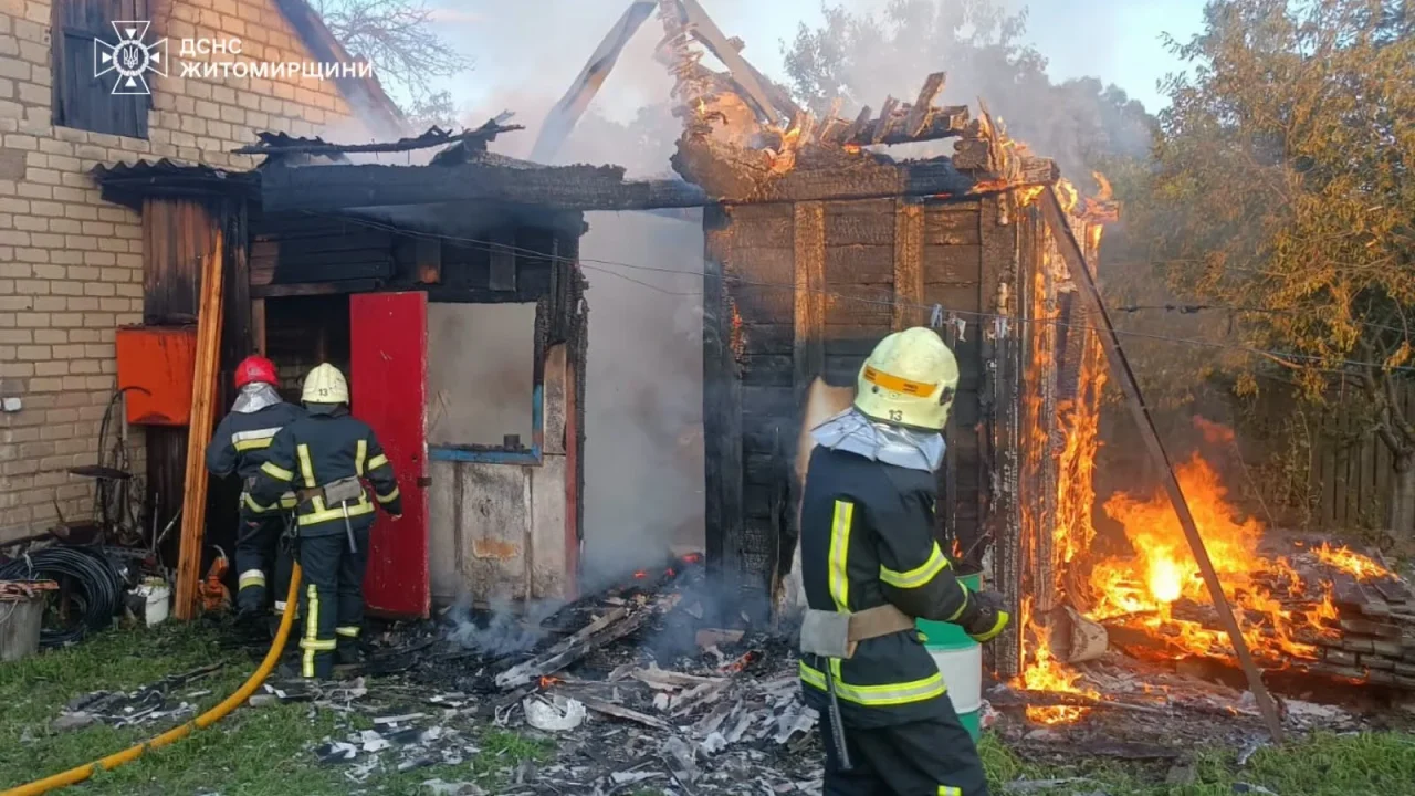 У селі Малинської громади горіла господарча будівля, полумʼя ледь не охопило житловий будинок