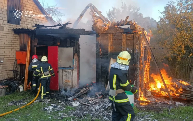 У селі Малинської громади горіла господарча будівля, полумʼя ледь не охопило житловий будинок