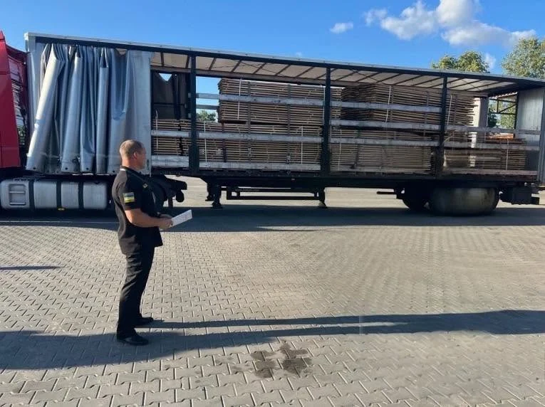 Неправдиві документи на ліс та автомобілі: за пів року Житомирська митниця виявила порушень на майже 81 млн грн