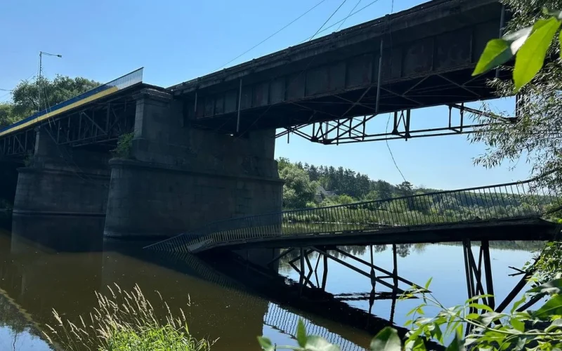 У місті Житомирської області обвалилась частина пішохідного мосту