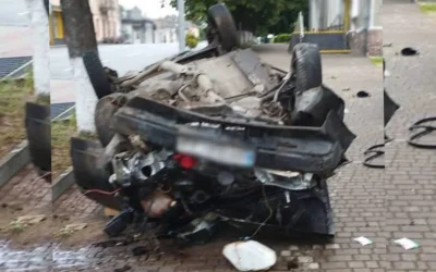 В Овручі 18-річний водій ВАЗ врізався в огорожу: двоє пасажирів травмувалися, жінка — в реанімації