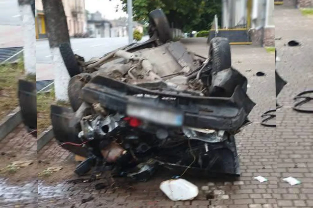 В Овручі 18-річний водій ВАЗ врізався в огорожу: двоє пасажирів травмувалися, жінка — в реанімації