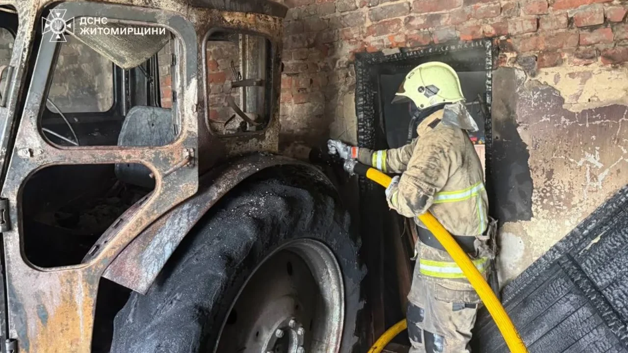 В Овручі під час пожежі в господарській будівлі згорів трактор