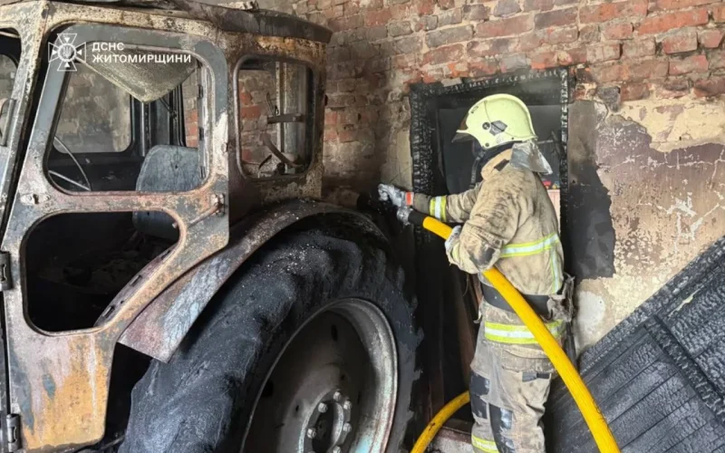 В Овручі під час пожежі в господарській будівлі згорів трактор