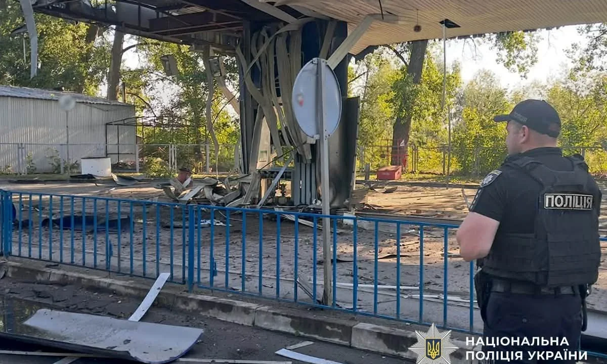Правоохоронці обстежують територію місця прильоту в Малинській громаді: знешкоджують нерозірвані боєприпаси