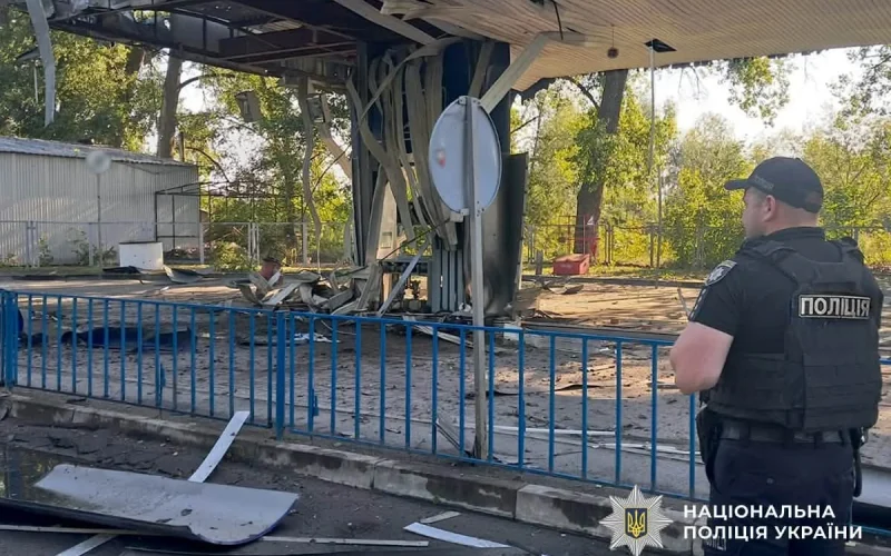 Правоохоронці обстежують територію місця прильоту в Малинській громаді: знешкоджують нерозірвані боєприпаси