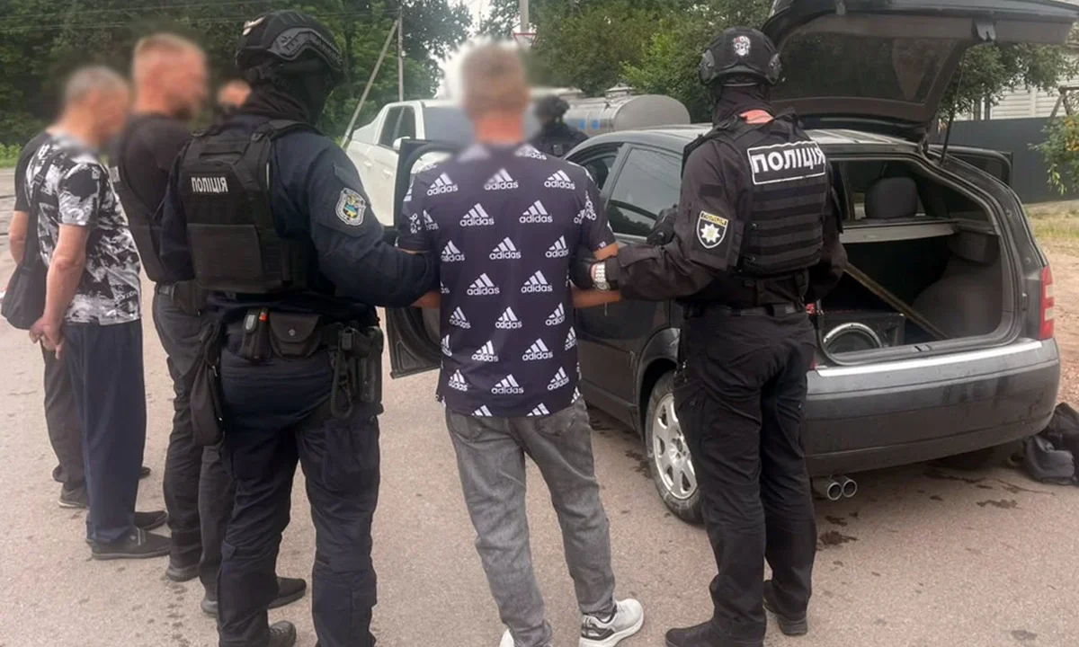 На Житомирщині чоловік торгував зброєю: продав автомат, набої та гранати за 1500 доларів