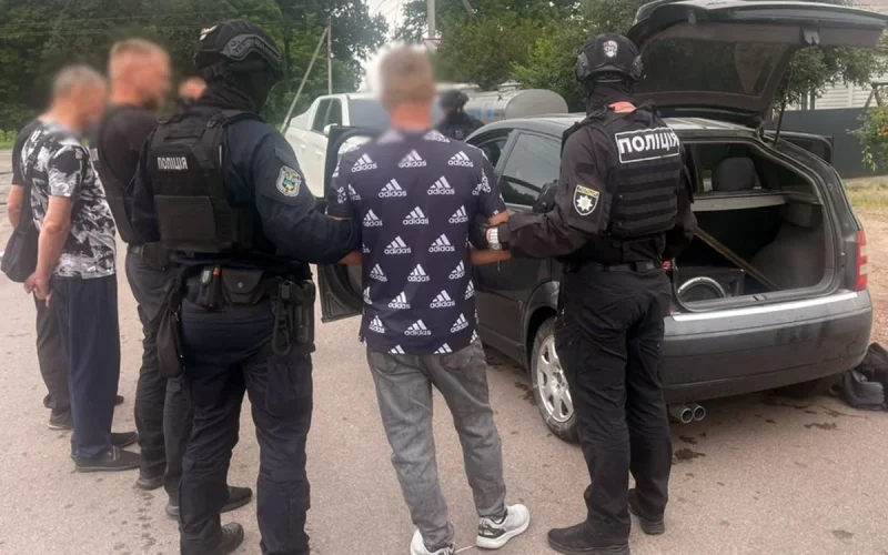 На Житомирщині чоловік торгував зброєю: продав автомат, набої та гранати за 1500 доларів