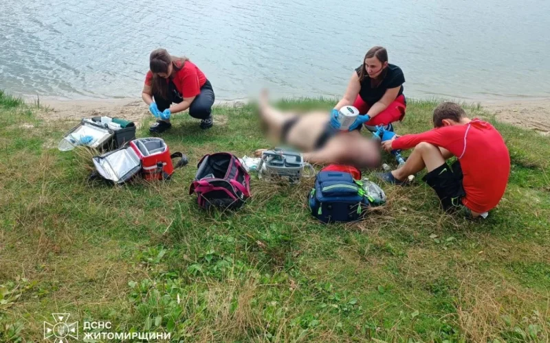 На Житомирщині з води дістали чоловіка: попри реанімацію він помер