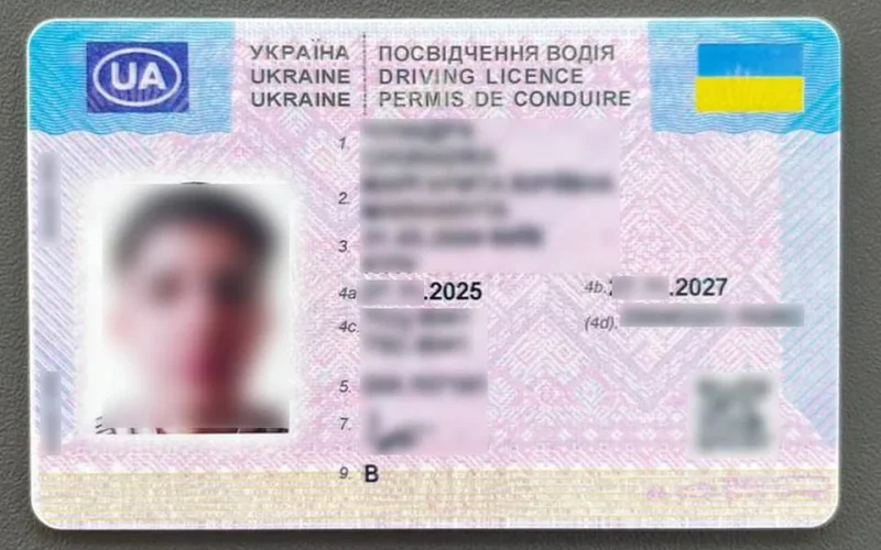 На трасі у Житомирській області патрульні зупинили 22-річну водійку з підробленим посвідченням