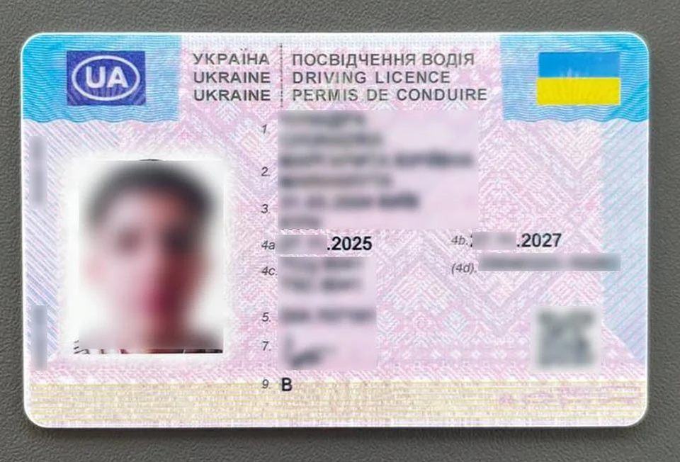 На трасі у Житомирській області патрульні зупинили 22-річну водійку з підробленим посвідченням
