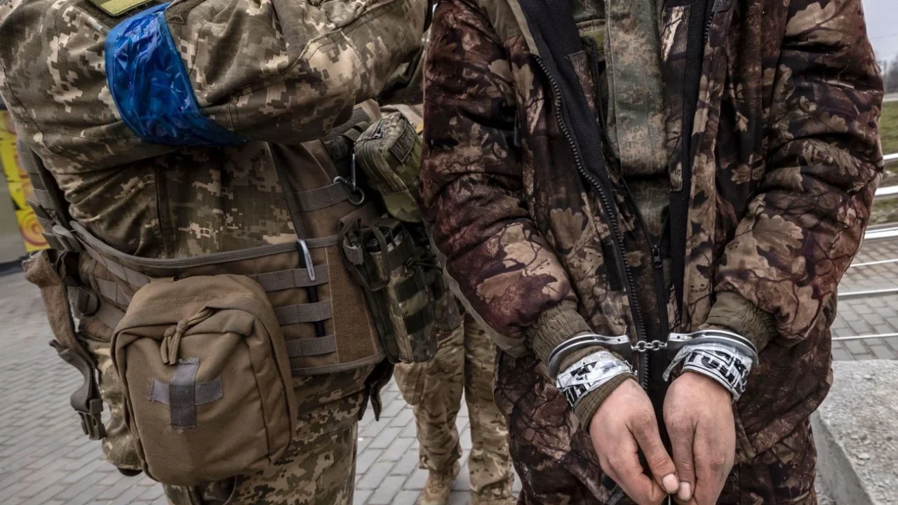 Хотіли захопити — стали полоненими: бригада з Житомирщини показала двох військових рф
