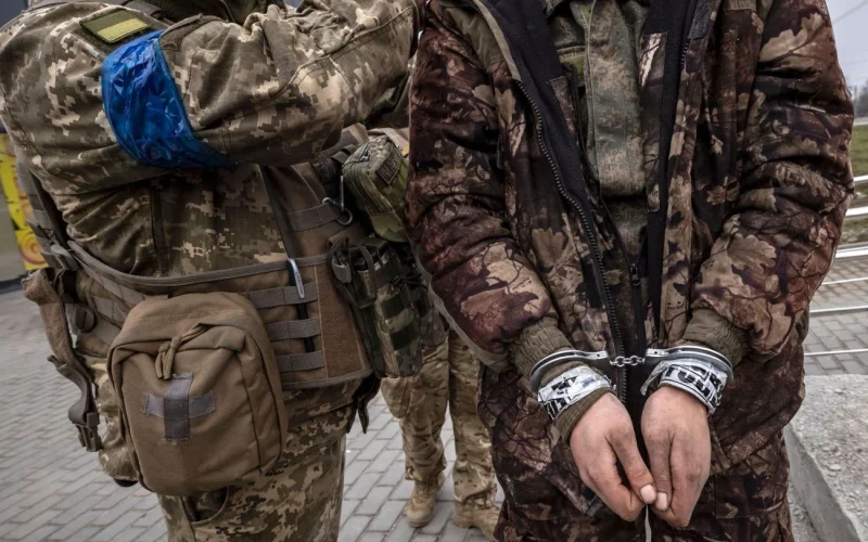 Хотіли захопити — стали полоненими: бригада з Житомирщини показала двох військових рф