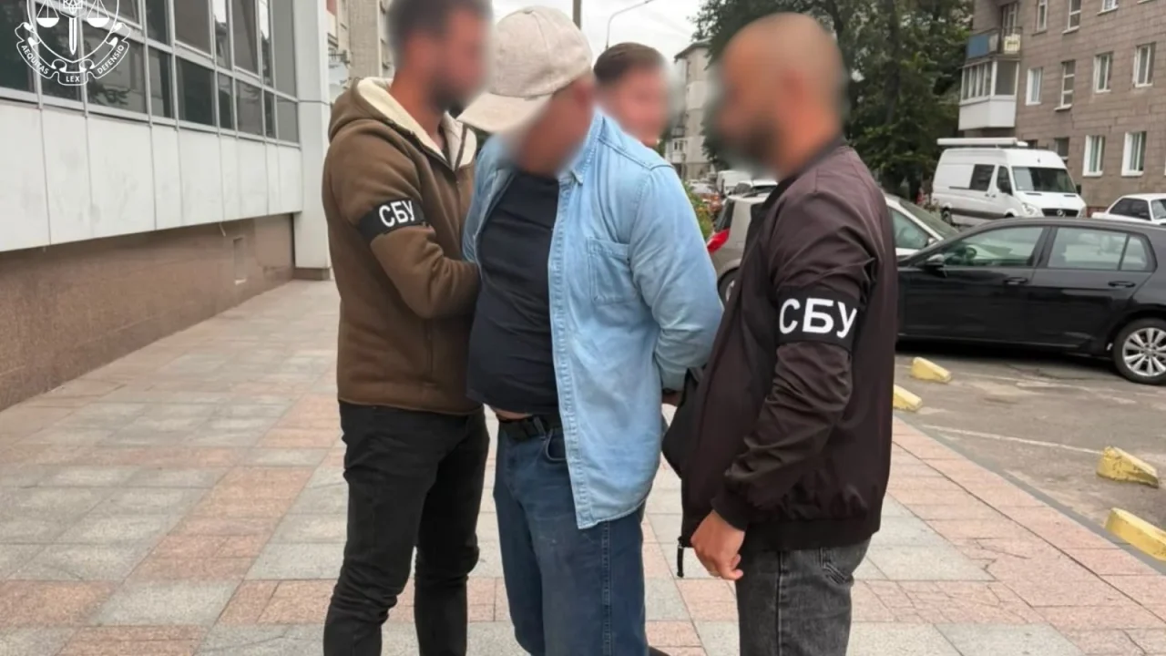 Вимагав понад 300 тис. грн за оформлення інвалідності чоловікові з підтвердженою ВЛК хворобою: на Житомирщині затримали лікаря