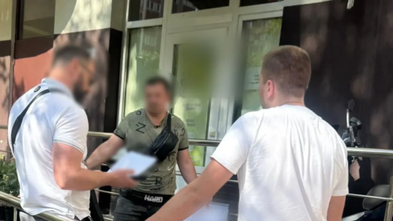 Жителя Житомирщини підозрюють у схемі із завищенням вартості комп’ютерної техніки для шкіл