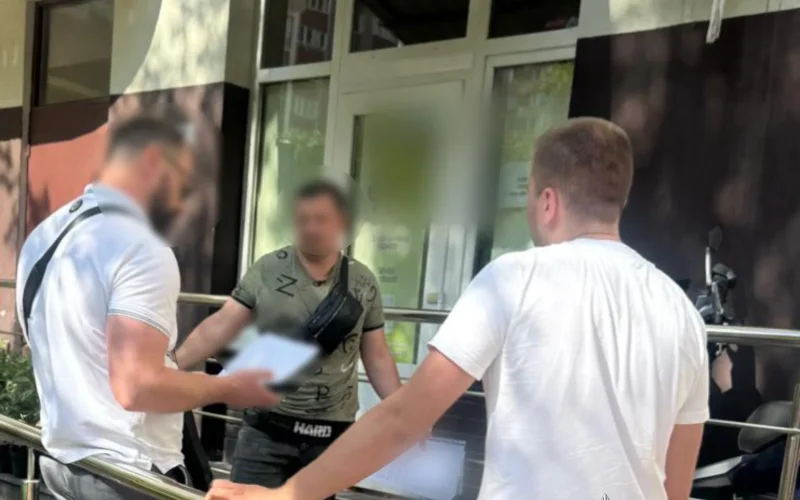 Жителя Житомирщини підозрюють у схемі із завищенням вартості комп’ютерної техніки для шкіл