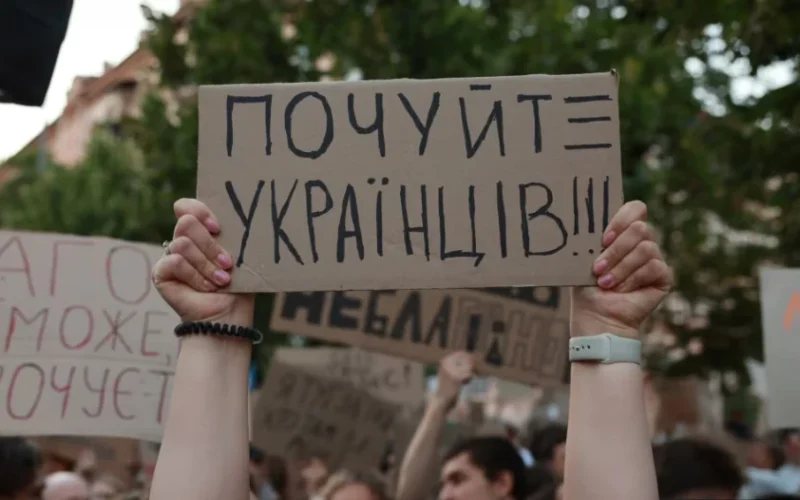 Біля будівлі адміністрації президента кілька днів мітингують “чорнобильці” з Коростенського району