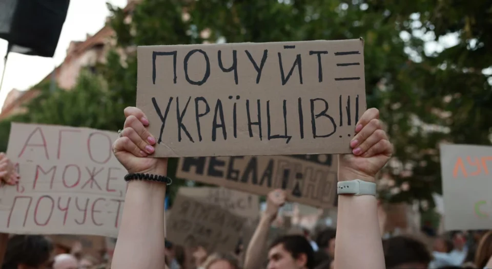 Біля будівлі адміністрації президента кілька днів мітингують “чорнобильці” з Коростенського району