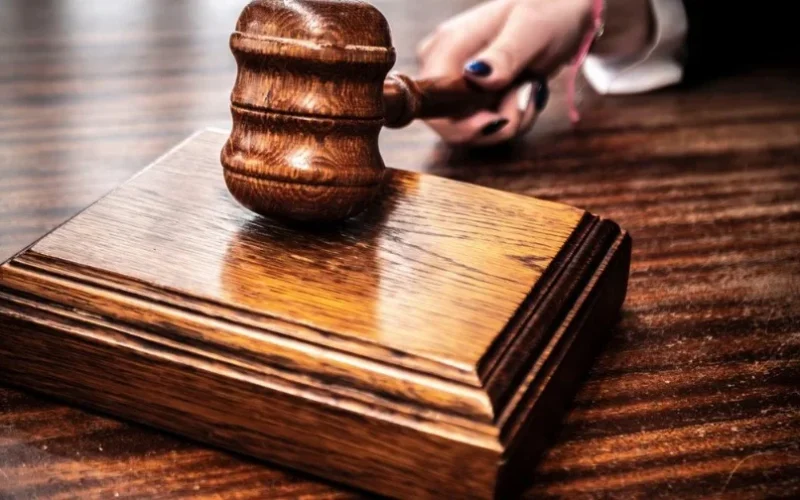 У Коростенському районі суд оштрафував чоловіка за незаконну вирубку лісу та конфіскував бензопилу на потреби ЗСУ
