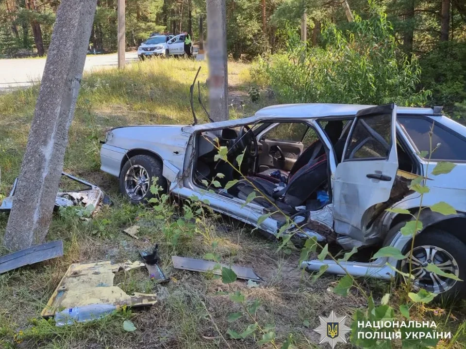 На малинській автодорозі пенсіонер на ВАЗ з’їхав з проїзної частини та врізався в електроопору: травмовані двоє