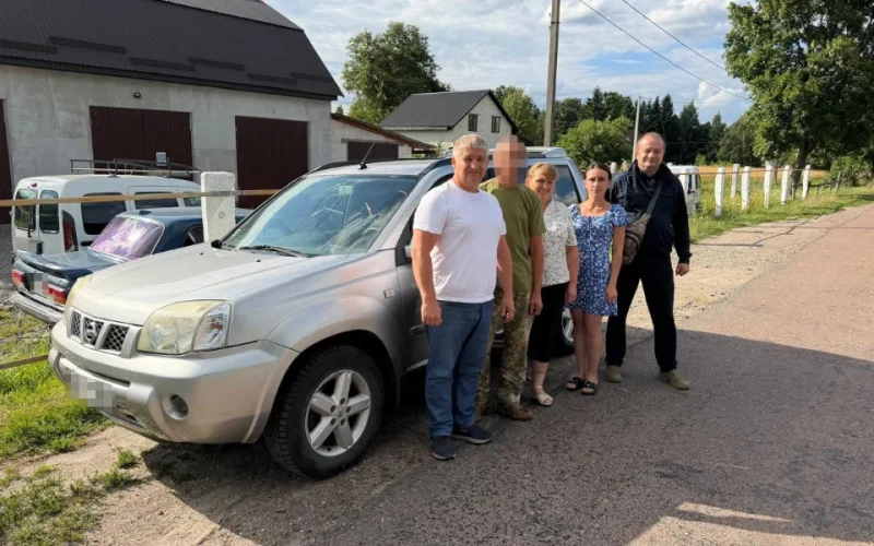 Олевська громада передала військовому автомобіль для виконання бойових завдань на фронті