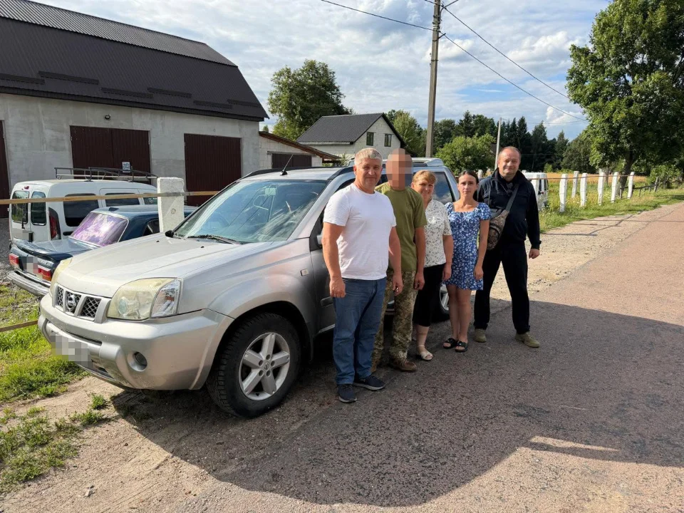 Олевська громада передала військовому автомобіль для виконання бойових завдань на фронті