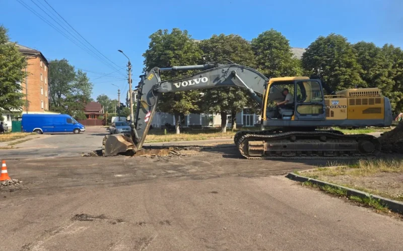 На ділянці дороги по вулиці Грушевського у Коростені проведуть ремонтні роботи: замінюватимуть колектор