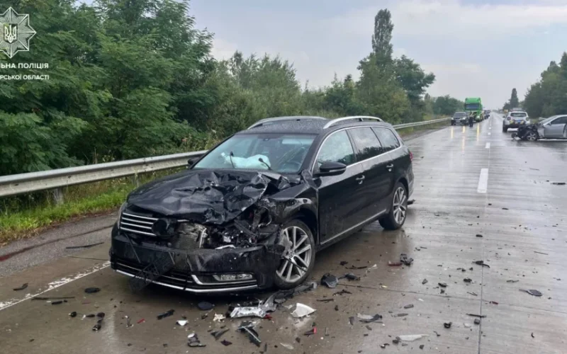 Поблизу Коростеня сталася ДТП за участю трьох автомобілів: рух ускладнений