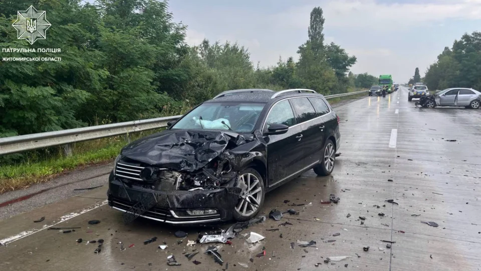 Поблизу Коростеня сталася ДТП за участю трьох автомобілів: рух ускладнений