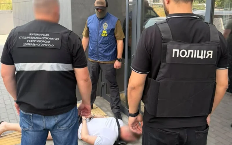 15 тисяч доларів за «квиток» за кордон: на Житомирщині викрили організатора каналу нелегальної міграції