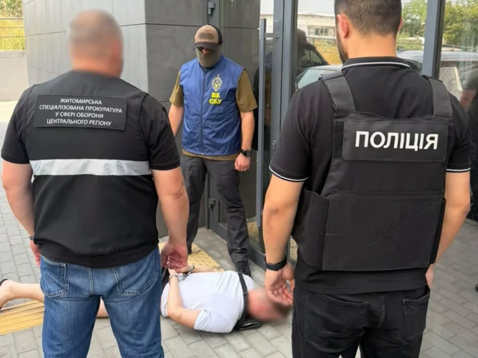 15 тисяч доларів за «квиток» за кордон: на Житомирщині викрили організатора каналу нелегальної міграції